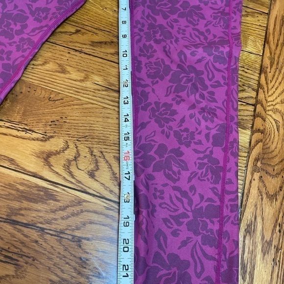 Fabletics Mid Rise Printed Primrose Raspberry Pureluxe Capri Leggings M - Picture 6 of 10
